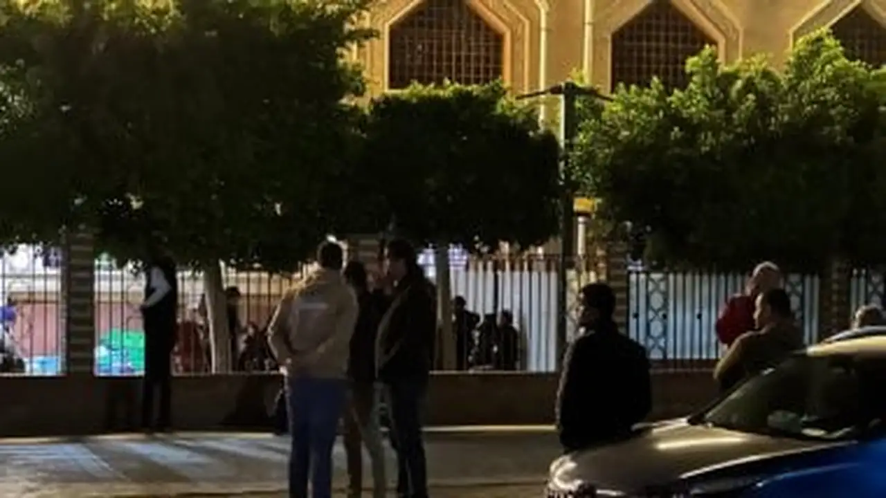 توافد أهالي بورسعيد على مسجد الكريم في جنازة السباح يوسف محمد